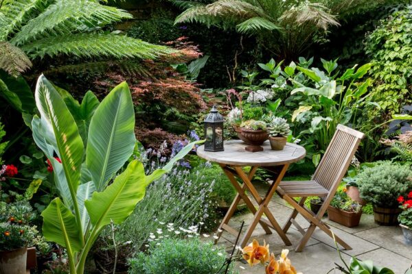 How to choose garden decor for small spaces